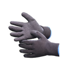 Jardin NMSAFETY utilisant des gants en latex noir